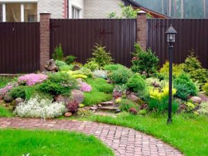 как сделать забор на склоне фото