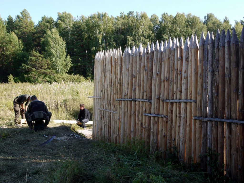 Установка забора частокола