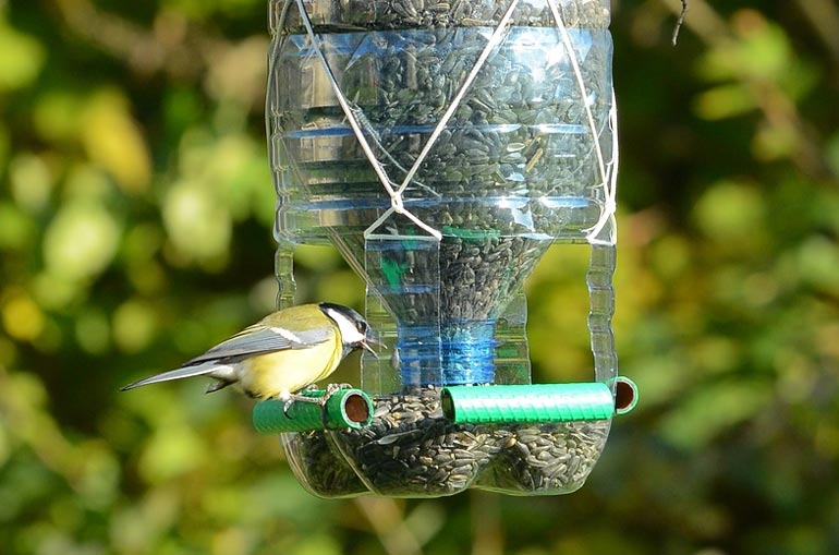 Кормушка для птиц из пятилитровки своими руками