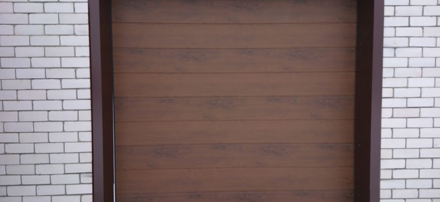Что установить в гараж - рольставни или секционные ворота